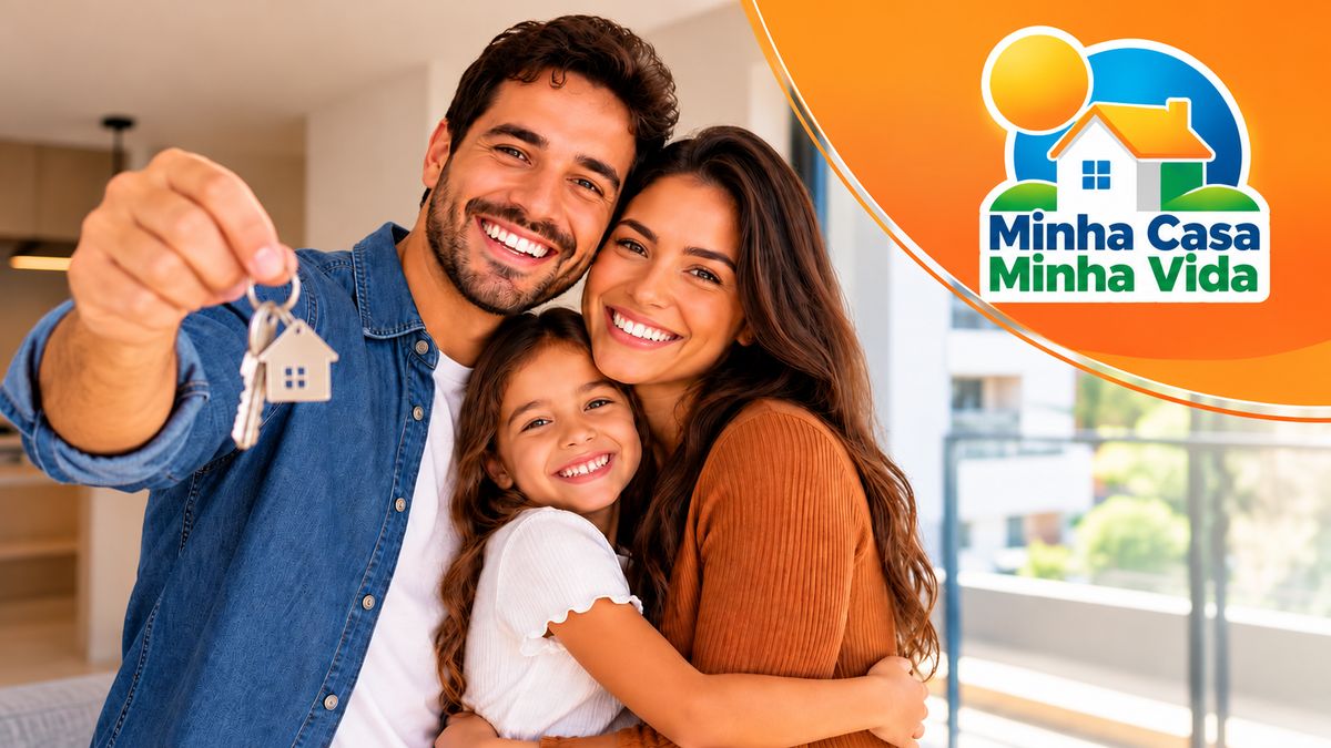 Família feliz abraçada, segurando as chaves do novo apartamento